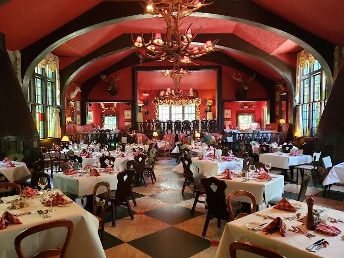 Woods Restaurants - 10 Best Restaurants on Mackinac Island (2023)